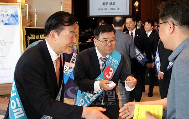 기호3번 김완일 회장 후보와 장경상 연대 부회장 후보가 대구회원들에게 한표를 호소하고 있다.