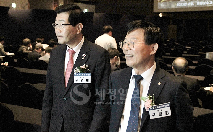 원경희 한국세무사회장과 구광회 전 대구세무사회장이 대구세무사 회원들에게 인사하고 있다. 