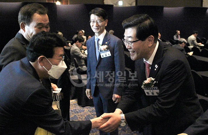원경희 한국세무사회장(우)과 임채수 서울지방세무사회장이 대구지방세무사회 회원들과 인사를 나누고 있다.
