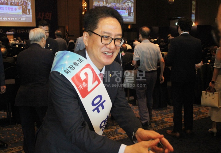 기호2번 유영조 회장 후보가 회원들에게 한표를 호소하고 있다.