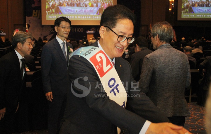 기호2번 유영조 회장 후보가 대구회원들에게 한표를 호소하고 있다.