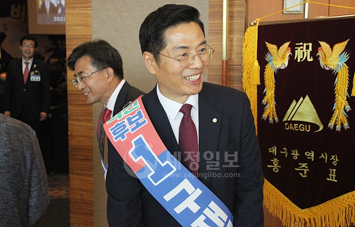 기호1번 구재이 회장 후보가 회원들에게 한표를 호소하고 있다.