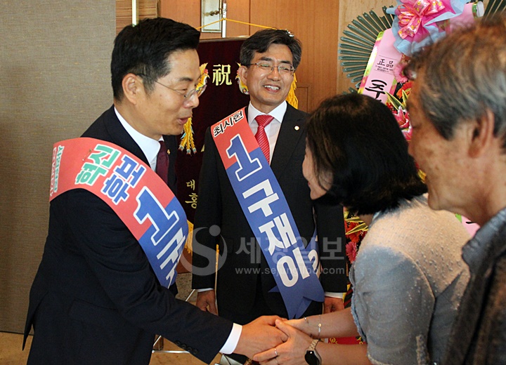 기호1번 구재이 회장 후보와 최시헌 연대 부회장 후보가 대구 회원들에게 한표를 호소하고 있다.