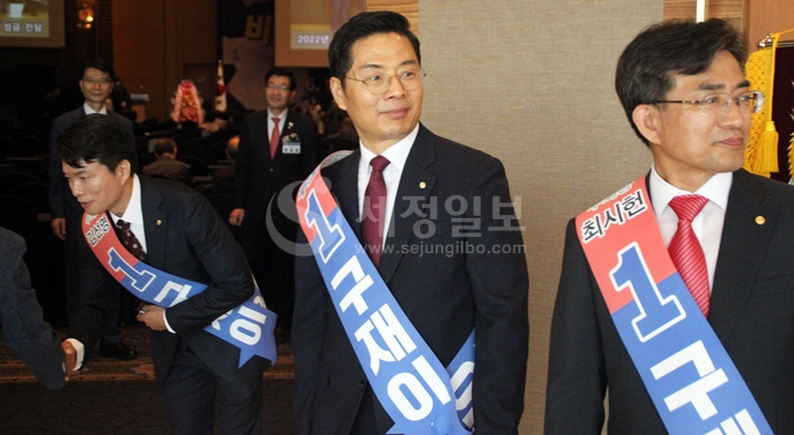 기호1번 구재이 회장 후보가 김선명 연대 부회장 후보(좌)와 최시헌 연대 부회장 후보(우)와 함께 대구지방세무사회 회원들을 맞이하고 있다.