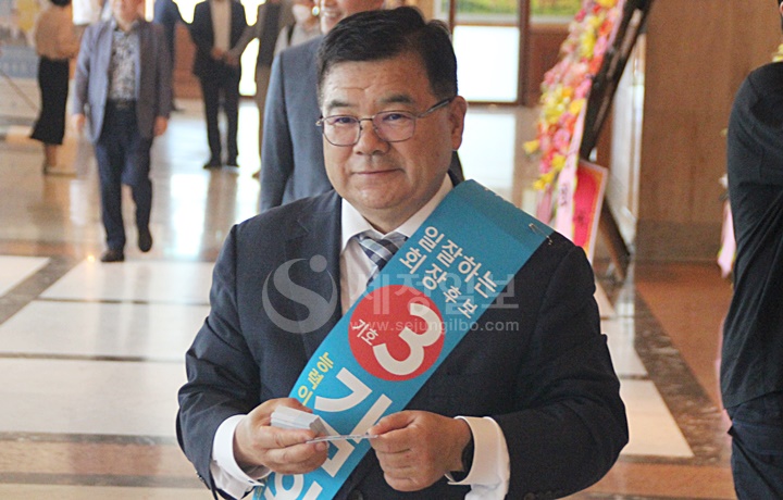 기호 3번 김완일 회장 후보의 장경상 연대 부회장 후보가 대구회원들에게 홍보물을 나눠주고 있다.