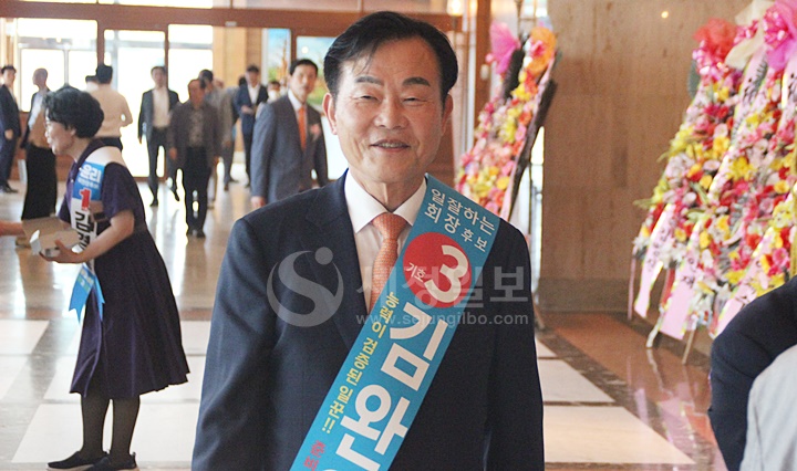 기호3번 김완일 회장 후보가 대구세무사회원들에게 한표를 호소하고 있다.