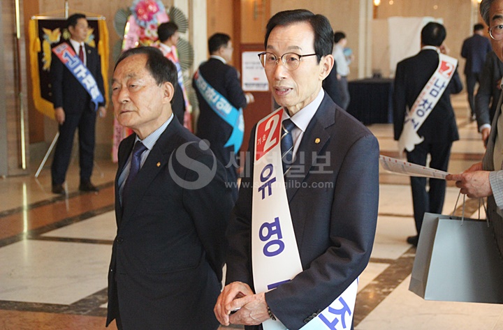 기호 2번 유영조 회장 후보의 한헌춘 연대 부회장 후보가 대구회원들을 맞이하고 있다. 