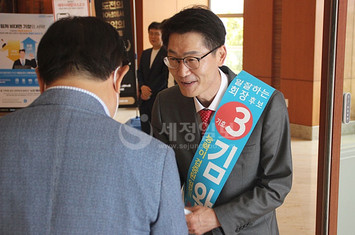 기호 3번 김완일 회장 후보의 이주성 연대 부회장 후보가 대구회원들에게 인사하고 있다.