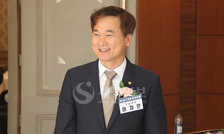 이재만 신임 대구지방세무사회장이 총회에 참석하는 대구회원들을 맞이하고 있다.