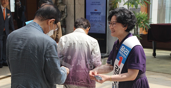 기호1번 김겸순 윤리위원장 후보가 회원들에게 자신의 홍보물을 나눠주고 있다.