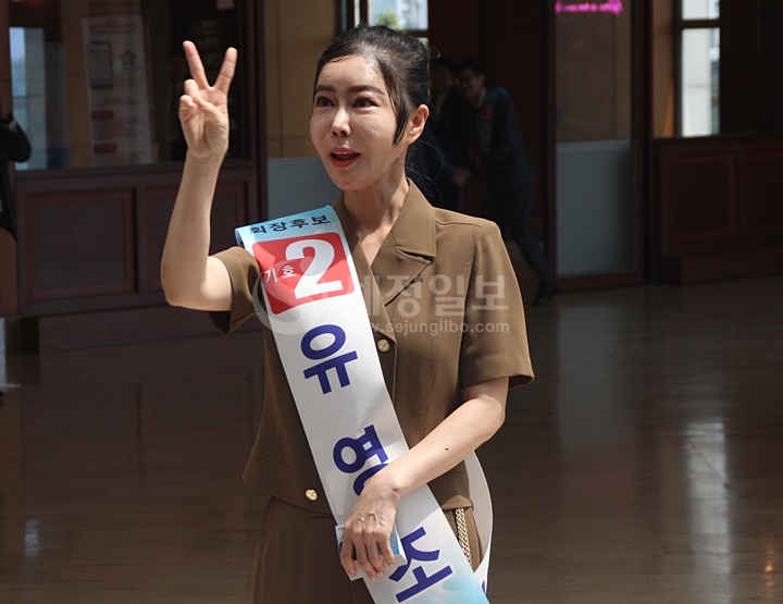 기호 2번 유영조 회장 후보의 곽장미 연대 부회장 후보가 선거운동을 하고 있다. 곽 후보는 유일한 여성 부회장 후보다. 