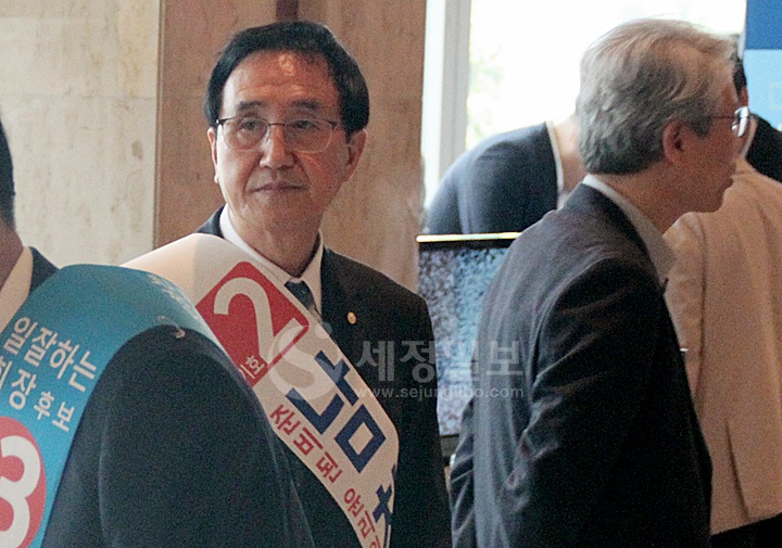 기호2번 남창현 윤리위원장 후보가 대구세무사회원들을 맞이하고 있다.