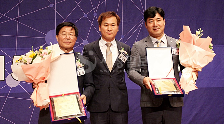 이재만 대구지방세무사회장이 구광회 직전 대구지방세무사회장(좌)과 김준현 대구지방세무사회 부회장에게 감사패을 전달했다.