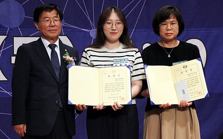 구광회 대구지방세무사회장이 세무사사무소 김희숙, 도미향 씨에게 표창장을 전달했다