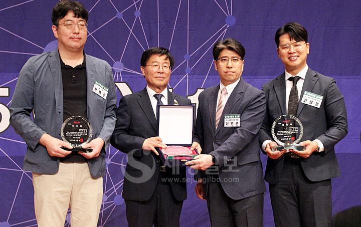 구광회 대구지방세무사회장이 홍준표 대구광역시장 감사패를 장영일, 서영준, 박병준, 우영락, 최용열 회원 수상자들에게 전달했다.