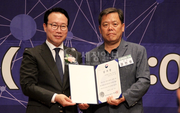 정철우 대구지방국세청장이 강민호 씨에게 감사장을 전달했다.