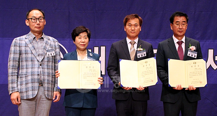 심영보 대구지방세무사회 선거관리위원장(왼쪽 첫번째)이  새롭게 당선된 이재만 대구지방세무사회장(우측 두번째)와 류영애·서정철 연대부회장에게 당선증을 전달했다.