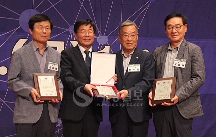 구광회 대구지방세무사회장이 편영곤, 이수희, 우종민, 김동태 회원에 이철우 경북도지사 표창패를 전달했다.