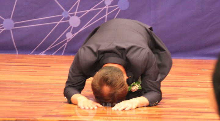 이재만 신임 대구지방세무사회장이 대구지방세무사회 회원들에게 감사의 큰절을 올리고 있다.