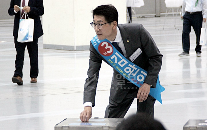 기호1번 김완일 후보의 연대부회장 후보인 이주성 세무사가 소중한 한표를 행사하고 있다.