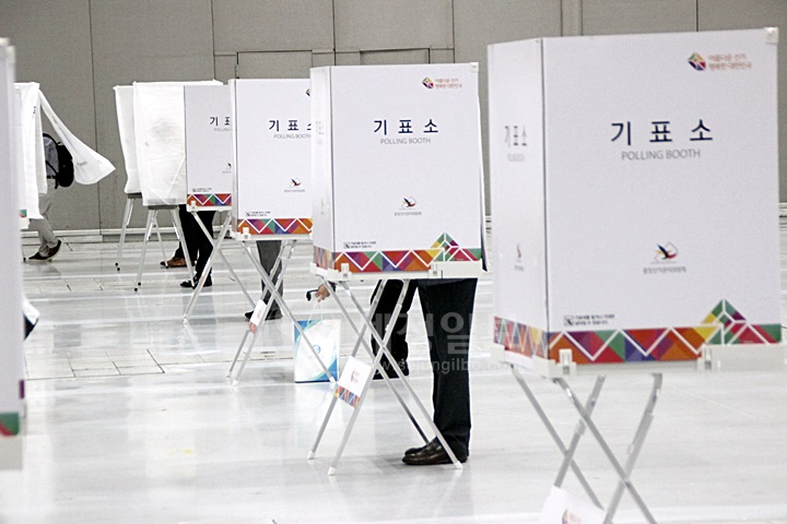 서울세무사회원들이 자신이 지지하는 후보에게 소중한 한표를 행사하고 있다.