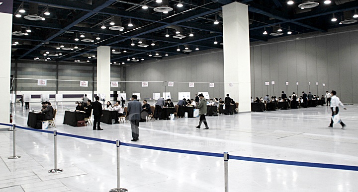 서울회원들이 차기 세무사회를 이끌어갈 회장 선거를 위해 투표장으로 들어서고 있다.