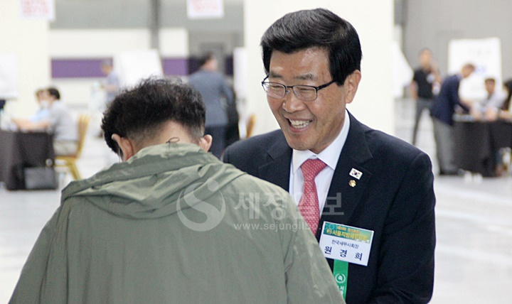 원경희 회장이 서울회원들을 맞이하며 반갑게 인사하고 있다.