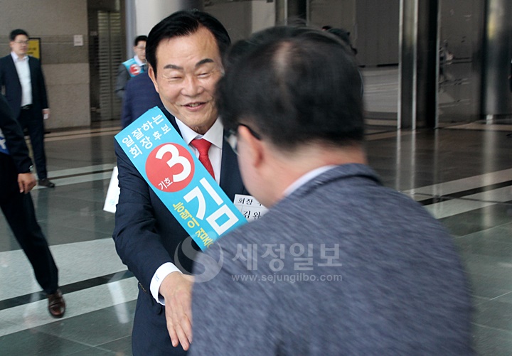 기호 3번 김완일 후보가 서울회원들을 맞이하고 있다.