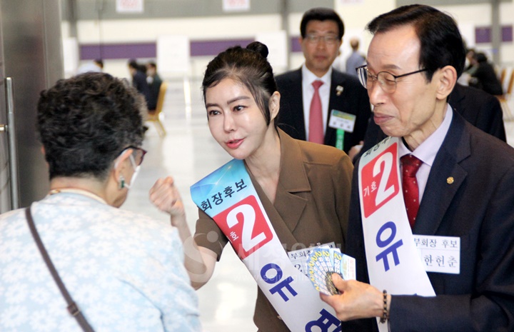 기호2번 연대부회장 후보인 곽장미 세무사(좌)와 한헌춘 세무사가 서울회원들에게 기호 2번에 투표해 달라며 호소하고 있다.