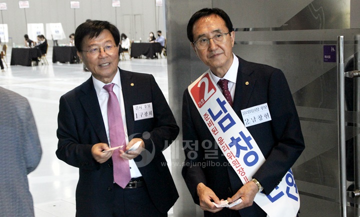 남창현 윤리위원장 후보가 서울회원들에게 한표를 호소하고 있다.