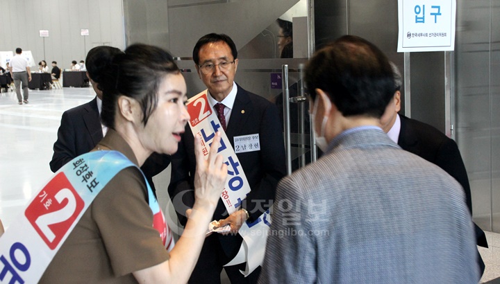 유영조 후보의 연대부회장 후보인 곽장미 세무사가 손가락으로 기호2번을 펼쳐보이며 한표를 호소하고 있다.