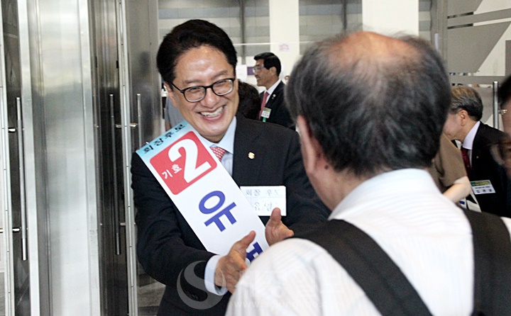 기호2번 유영조 후보가 서울회원들에게 반갑게 악수를 청하고 있다.