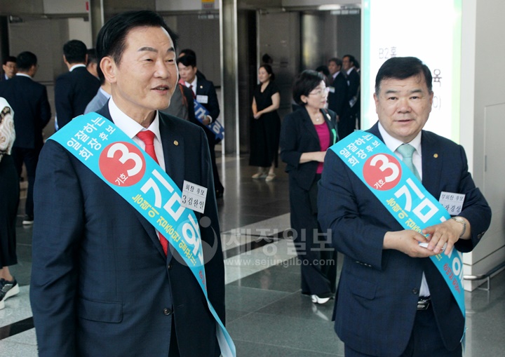 김완일 후보가 서울회원들을 맞이하고 있다. 장경상 연대부회장 후보(우)가 함께하고 있다.