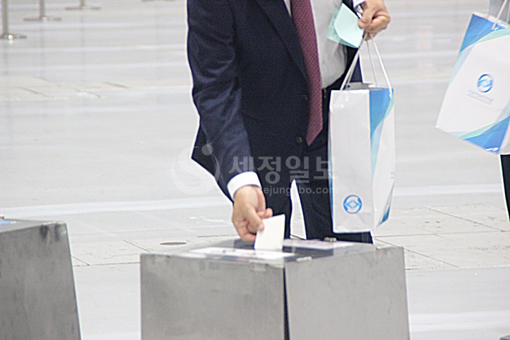 몇번을 찍었을까. 한 서울세무사회원이 자신이 지지하는 후보에게 기표한 투표용지를 투표함에 넣고있다.