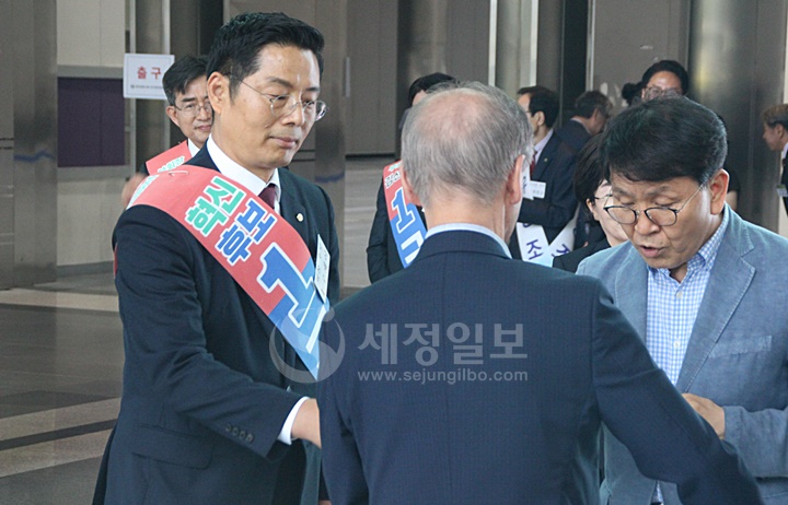기호1번 구재이 후보가 서울회원들에게 한표를 호소하고 있다.