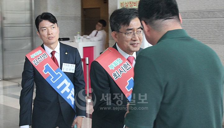 기호1번 구재이 후보의 연대부회장 후보인 최시헌 전 대구청장(우)과 김선명 세무사가 서울회원들에게 인사하고 있다.