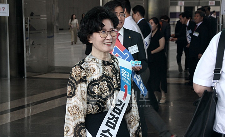 김겸순 윤리위원장 후보가 서울지방세무사회 회원들을 맞이하고 있다.