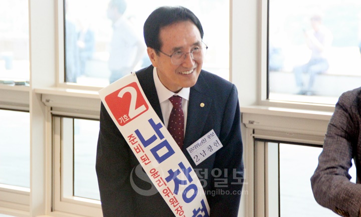 윤리위원장 선거에 나선 남창현 후보가 중부회원들에게 반갑게 인사하고 있다. 