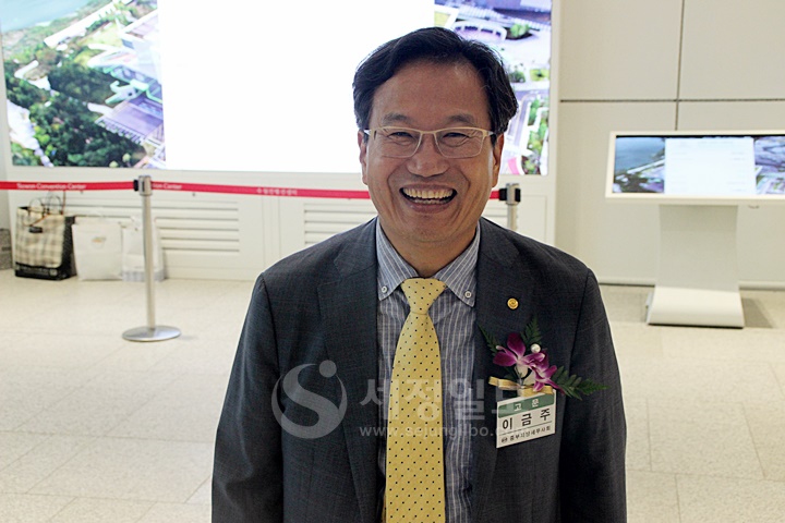 이금주 전 중부세무사회장이 중부회 정기총회에 참석하기위해 고문자격으로 나와 회원들에게 인사하고 있다.