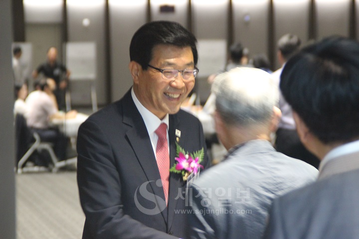 원경희 한국세무사회장이 중부세무사회원들을 반갑게 맞이하고 있다.