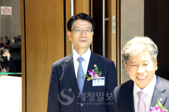 지난 19일 서울세무사회장직을 승계한 임채수 회장이 중부세무사회 투표장을 찾아 회원들에게 인사하고 있다.