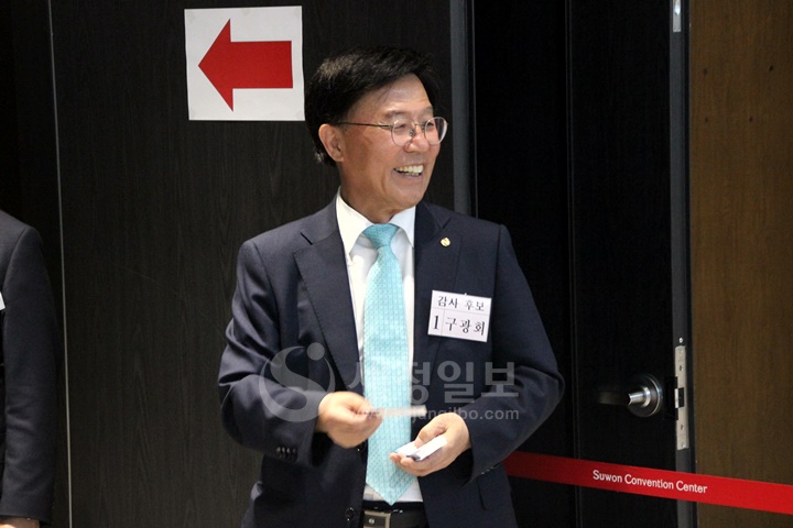 감사선거에 출마해 무투표 당선된 구광회 전 대구세무사회장이 회원들에게 인사하고 있다.