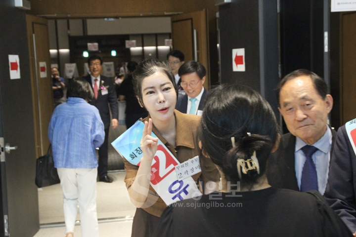유영조 후보의 연대부회장 후보인 곽장미 세무사가 중부회원들에게 인사하고 있다. 