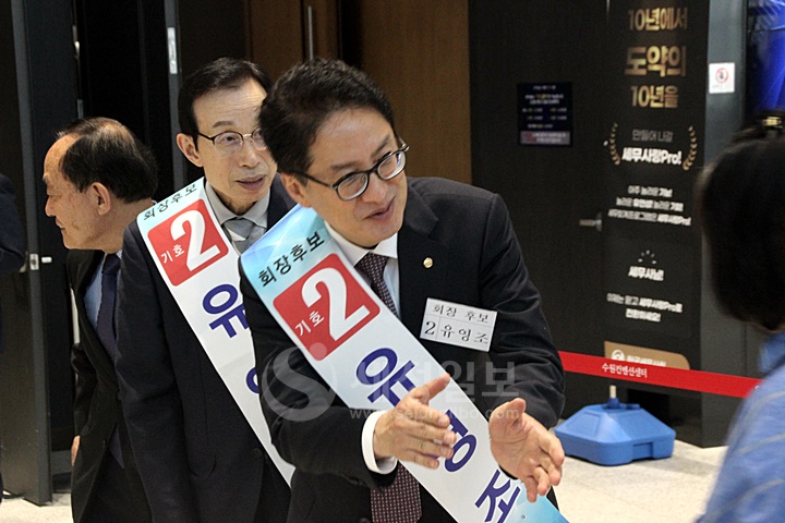 중부세무사회장을 지낸 유영조 후보가 역시 중부세무사회장을 지낸 한헌춘 연대부회장 후보와 중부회원들을 맞이하고 있다.