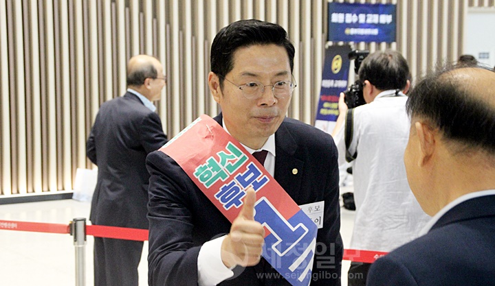 구재이 후보가 자신에게 투표해 달라며 기호1번을 손가락으로 펼쳐보이고 있다.