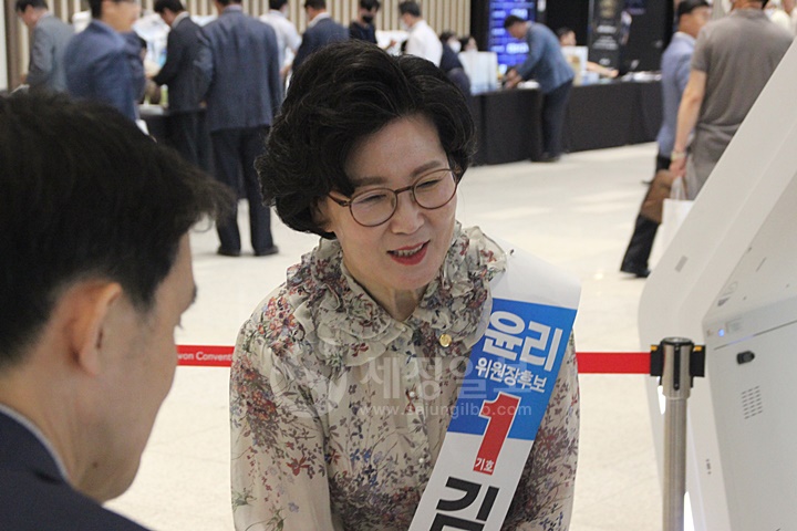 윤리위원장 선거에 출마한 김겸순 세무사가 중부회원들에게 인사하고 있다.