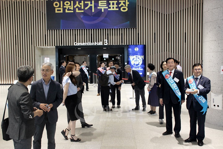 33대 세무사회장 선거에 출마한 후보자들이 투표장으로 들어서는 회원들을 맞이하기위해 줄지어 서있다.