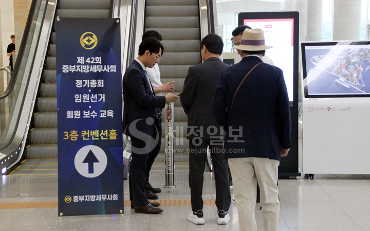 20일 중부세무사회원들이 33대 세무사회 임원선거가 펼쳐진 수원컨벤션센터 컨벤션홀로 들어서고 있다.