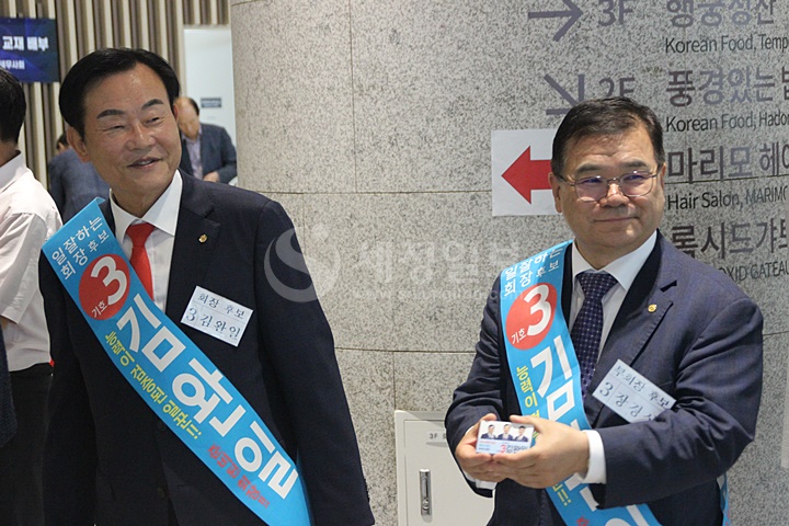 김완일 후보가 장경상 부회장 후보와 함께 중부세무사회원들을 맞이하고 있다.