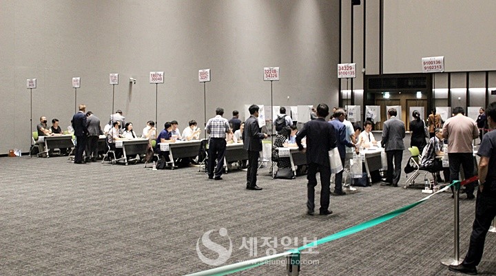 투표용지를 배부받은 회원들이 기표소로 들어서고 있다.